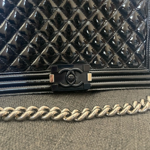 Chanel dark blue boy bag in patent leather - Picture 5 of 8